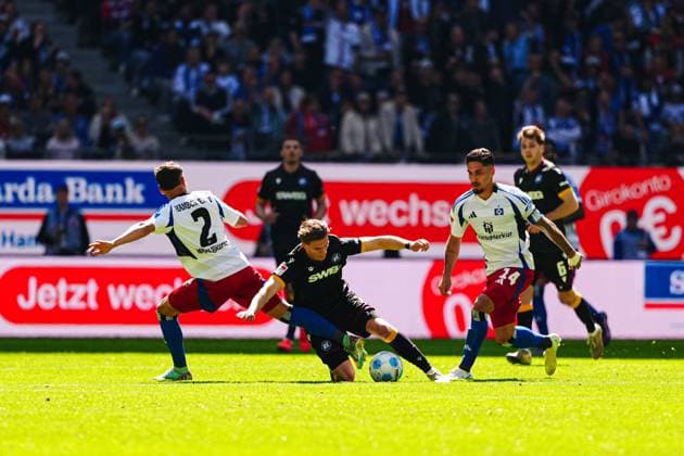 William Mikelbrencis (Hamburger SV, 02), Dzenis Burnic (Karlsruher SC, 07), Ludovit Reis (Hamburger SV, 14) GER, Hamburger SV vs. Karlsruher SC, Fussball, 2. Bundesliga, Spieltag 31, Saison 2024 2025, 27.04.2025 DFL REGULATIONS PROHIBIT ANY USE OF PHOTOGRAPHS AS IMAGE SEQUENCES AND OR QUASI-VIDEO GER, Hamburger SV vs. Karlsruher SC, Fussball, 2. Bundesliga, Spieltag 31, Saison 2024 2025, 27.04.2025 Hamburg