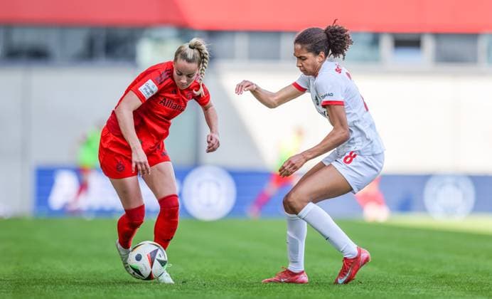 GER, München, FC Bayern München vs SC Freiburg, Google Pixel Frauen Bundesliga, Fussball, DFB, Spielzeit 2024 2025, FC Bayern Campus, 20. Spieltag, im Bild v.l.: Giulia Gwinn (FC Bayern München Frauen 7) und Cora Zicai (SC Freiburg 28) im Zweikampf DFB DFL REGULATIONS PROHIBIT ANY USE OF PHOTOGRAPHS AS IMAGE SEQUENCES AND OR QUASI-VIDEO, 27.04.2025, Copyright: HMBxMedia HendrikxHamelau