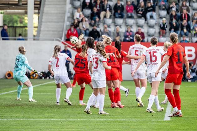 Pernille Harder (FC Bayern Muenchen Frauen, 21) koepft im Hintergrund zum Tor zum 2:1 fuer die Bayern ein gegen Rafaela Borggraefe (Torfrau, SC Freiburg Frauen, 12) FC Bayern Muenchen Frauen vs. SC Freiburg, Fussball, Google Pixel Frauen-Bundesliga, 20. Spieltag, Saison 2024 2025, 27.04.2025. (DFL DFB REGULATIONS PROHIBIT ANY USE OF PHOTOGRAPHS as IMAGE SEQUENCES and or QUASI-VIDEO). FC Bayern Muenchen Frauen vs. SC Freiburg, Fussball, Google Pixel Frauen-Bundesliga, 20. Spieltag, Saison 2024 2025, 27.04.2025. Muenchen Copyright: xEibner-Pressefoto HeikexFeinerx EP_HFR