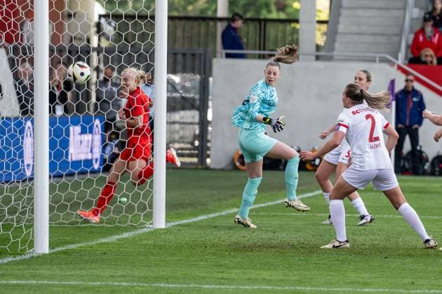 Rafaela Borggraefe (Torfrau, SC Freiburg Frauen, 12) und Lisa Karl (SC Freiburg Frauen, 2) koennen das Tor von Pernille Harder (FC Bayern Muenchen Frauen, 21) zum 2:1 nicht verhindern FC Bayern Muenchen Frauen vs. SC Freiburg, Fussball, Google Pixel Frauen-Bundesliga, 20. Spieltag, Saison 2024 2025, 27.04.2025. (DFL DFB REGULATIONS PROHIBIT ANY USE OF PHOTOGRAPHS as IMAGE SEQUENCES and or QUASI-VIDEO). FC Bayern Muenchen Frauen vs. SC Freiburg, Fussball, Google Pixel Frauen-Bundesliga, 20. Spieltag, Saison 2024 2025, 27.04.2025. Muenchen Copyright: xEibner-Pressefoto HeikexFeinerx EP_HFR