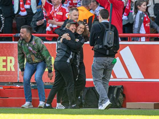 Fussball, Frauen, Saison 2024 2025, 2. Bundesliga (23. Spieltag), 1. FC Union Berlin - Borussia Mönchengladbach, Union feiert den Aufstieg in die 1. Bundesliga, v.l. Trainerin Ailien Poese (1. FC Union), Individualtrainerin Marie-Louise Eta (1. FC Union), Jubel nach Abpfiff, 27.04.2025, Copyright: xSebastianxRäppold MatthiasxKochx