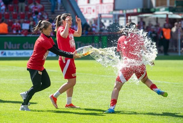 Fussball, Frauen, Saison 2024 2025, 2. Bundesliga (23. Spieltag), 1. FC Union Berlin - Borussia Mönchengladbach, Union feiert den Aufstieg in die 1. Bundesliga, v.l. Individualtrainerin Marie-Louise Eta (1. FC Union), Katja Orschmann (1. FC Union), Athanasia Moraitou (1. FC Union), 27.04.2025, Copyright: xSebastianxRäppold MatthiasxKochx