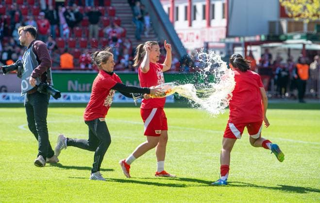 Fussball, Frauen, Saison 2024 2025, 2. Bundesliga (23. Spieltag), 1. FC Union Berlin - Borussia Mönchengladbach, Union feiert den Aufstieg in die 1. Bundesliga, v.l. Individualtrainerin Marie-Louise Eta (1. FC Union), Katja Orschmann (1. FC Union), Athanasia Moraitou (1. FC Union), 27.04.2025, Copyright: xSebastianxRäppold MatthiasxKochx