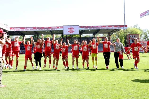 DEU, 2.BL, Frauen, 1.FC Union vs. Borussia Moenchengladbach, 27.04.2025, Stadion Alte Foersterei, Berlin, DEU, 2.BL, Frauen, 1.FC Union vs. Borussia Moenchengladbach, im Bild: Union-Spielerinnenkreis DFL - regulations prohibit any use of Photographs as image sequences and or quasi-video