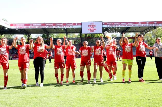 DEU, 2.BL, Frauen, 1.FC Union vs. Borussia Moenchengladbach, 27.04.2025, Stadion Alte Foersterei, Berlin, DEU, 2.BL, Frauen, 1.FC Union vs. Borussia Moenchengladbach, im Bild: Union-Spielerinnenkreis, Bierdusche DFL - regulations prohibit any use of Photographs as image sequences and or quasi-video
