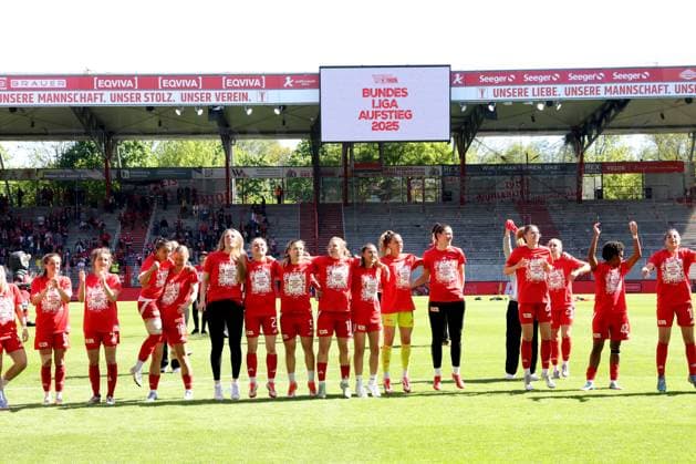DEU, 2.BL, Frauen, 1.FC Union vs. Borussia Moenchengladbach, 27.04.2025, Stadion Alte Foersterei, Berlin, DEU, 2.BL, Frauen, 1.FC Union vs. Borussia Moenchengladbach, im Bild: Union-Spielerinnenkreis DFL - regulations prohibit any use of Photographs as image sequences and or quasi-video