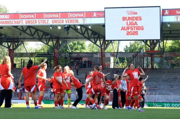 DEU, 2.BL, Frauen, 1.FC Union vs. Borussia Moenchengladbach, 27.04.2025, Stadion Alte Foersterei, Berlin, DEU, 2.BL, Frauen, 1.FC Union vs. Borussia Moenchengladbach, im Bild: Union-Spielerinnenkreis DFL - regulations prohibit any use of Photographs as image sequences and or quasi-video