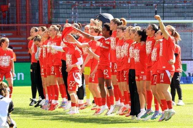 DEU, 2.BL, Frauen, 1.FC Union vs. Borussia Moenchengladbach, 27.04.2025, Stadion Alte Foersterei, Berlin, DEU, 2.BL, Frauen, 1.FC Union vs. Borussia Moenchengladbach, im Bild: Union-Spielerinnenkreis DFL - regulations prohibit any use of Photographs as image sequences and or quasi-video