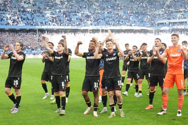GER, xFSx ,Hamburg, HSV , 2. Bundesliga , Fussball, DFL, Hamburger SV vs Karlsruher SC , im Hamburger Volksparkstadion , 27.04.2025 , v.l. Karlsruher SC feiert den Sieg mit ihren Fans gegen den Hamburger SV DFL regulations prohibit any use of photographs as image sequences and or quasi-video.