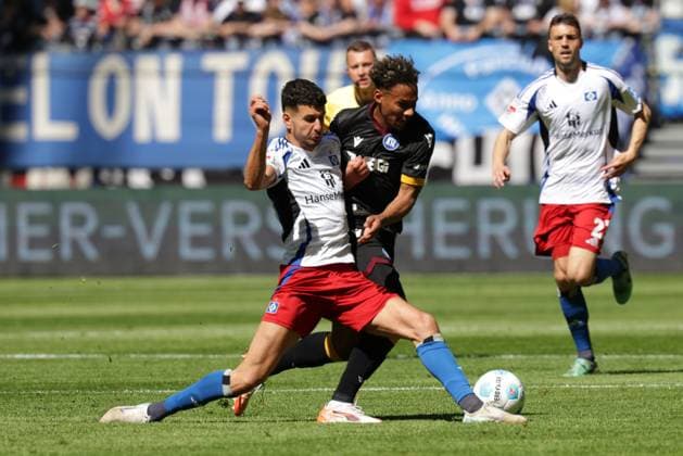 GER, xFSx ,Hamburg, HSV , 2. Bundesliga , Fussball, DFL, Hamburger SV vs Karlsruher SC , im Hamburger Volksparkstadion , 27.04.2025 , v.l. Daniel Elfadli (Hamburger SV ,8) im Zweikampf mit Louey Ben Farhat (Karlsruher SC ,19) DFL regulations prohibit any use of photographs as image sequences and or quasi-video.