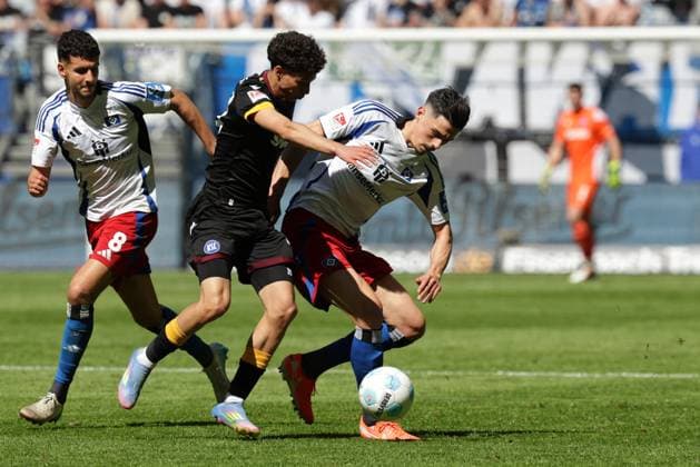 GER, xFSx ,Hamburg, HSV , 2. Bundesliga , Fussball, DFL, Hamburger SV vs Karlsruher SC , im Hamburger Volksparkstadion , 27.04.2025 , v.l. Daniel Elfadli (Hamburger SV ,8) , Louey Ben Farhat (Karlsruher SC ,19) , Dennis Hadzikadunic (Hamburger SV ,5) DFL regulations prohibit any use of photographs as image sequences and or quasi-video.