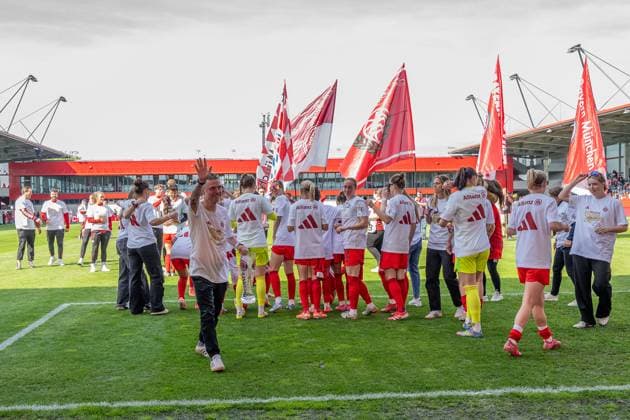 Die Muenchnerinnen feiern ausgelassen den vorzeitigen Gewinn der Deutschen Meisterschaft der Google Pixel Frauen Bundesliga, hier winkt Alexander Straus (Chef-Trainer, FC Bayern Muenchen) den Fans zu FC Bayern Muenchen Frauen vs. SC Freiburg, Fussball, Google Pixel Frauen-Bundesliga, 20. Spieltag, Saison 2024 2025, 27.04.2025. (DFL DFB REGULATIONS PROHIBIT ANY USE OF PHOTOGRAPHS as IMAGE SEQUENCES and or QUASI-VIDEO). FC Bayern Muenchen Frauen vs. SC Freiburg, Fussball, Google Pixel Frauen-Bundesliga, 20. Spieltag, Saison 2024 2025, 27.04.2025. Muenchen Copyright: xEibner-Pressefoto HeikexFeinerx EP_HFR