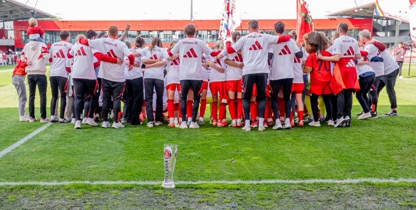 Die Muenchnerinnen feiern ausgelassen den vorzeitigen Gewinn der Deutschen Meisterschaft der Google Pixel Frauen Bundesliga, hier im Vordergrund ein bereits geleertes Weissbier - Glas von Paulaner FC Bayern Muenchen Frauen vs. SC Freiburg, Fussball, Google Pixel Frauen-Bundesliga, 20. Spieltag, Saison 2024 2025, 27.04.2025. (DFL DFB REGULATIONS PROHIBIT ANY USE OF PHOTOGRAPHS as IMAGE SEQUENCES and or QUASI-VIDEO). FC Bayern Muenchen Frauen vs. SC Freiburg, Fussball, Google Pixel Frauen-Bundesliga, 20. Spieltag, Saison 2024 2025, 27.04.2025. Muenchen Copyright: xEibner-Pressefoto HeikexFeinerx EP_HFR