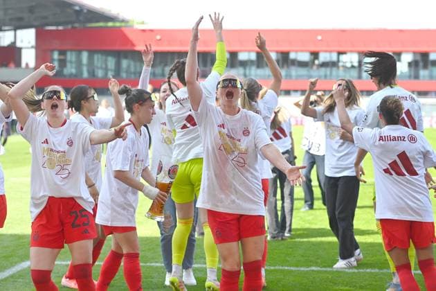 Die Frauen des FC Bayern sind vorzeitig Deutscher Meister. Pernile HARDER (FCB), Teamfoto,Team,Mannschaft,Mannschaftsfoto. Jubel,Freude,Begeisterung, Fussball Google Pixel Bundesliga der Frauen Saison 2024 2025, 20.Spieltag, Spieltag20 FC Bayern Muenchen -SC Freiburg 3-1 am 27.04.2025, FC Bayern Campus.