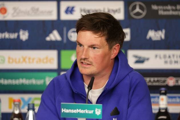 GER, xFSx ,Hamburg, HSV , 2. Bundesliga , Fussball, DFL, Hamburger SV vs Karlsruher SC , im Hamburger Volksparkstadion , 27.04.2025 , v.l. PK, Pressekonferenz, Presse, Press, press conference, PK, Pressekonferenz news conference Trainer Merlin Polzin (Hamburger SV) DFL regulations prohibit any use of photographs as image sequences and or quasi-video.