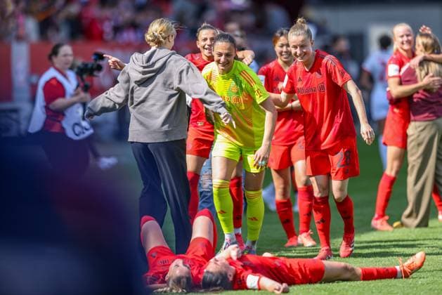 GER, München, FC Bayern München vs SC Freiburg, Google Pixel Frauen Bundesliga, Fussball, DFB, Spielzeit 2024 2025, FC Bayern Campus, 20. Spieltag, im Bild: Spielerinnen des FC Bayern München feiern die Deutsche Meisterschaft DFB DFL REGULATIONS PROHIBIT ANY USE OF PHOTOGRAPHS AS IMAGE SEQUENCES AND OR QUASI-VIDEO, 27.04.2025, Copyright: HMBxMedia HendrikxHamelau