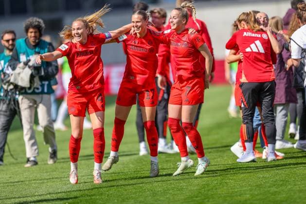 GER, München, FC Bayern München vs SC Freiburg, Google Pixel Frauen Bundesliga, Fussball, DFB, Spielzeit 2024 2025, FC Bayern Campus, 20. Spieltag, im Bild: Spielerinnen des FC Bayern München feiern die Deutsche Meisterschaft DFB DFL REGULATIONS PROHIBIT ANY USE OF PHOTOGRAPHS AS IMAGE SEQUENCES AND OR QUASI-VIDEO, 27.04.2025, Copyright: HMBxMedia HendrikxHamelau