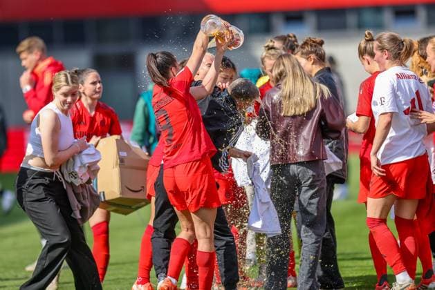 GER, München, FC Bayern München vs SC Freiburg, Google Pixel Frauen Bundesliga, Fussball, DFB, Spielzeit 2024 2025, FC Bayern Campus, 20. Spieltag, im Bild: Bierdusche für Trainer Alexander Straus (Trainer FC Bayern München Frauen) ,Spielerinnen des FC Bayern München feiern die Deutsche Meisterschaft DFB DFL REGULATIONS PROHIBIT ANY USE OF PHOTOGRAPHS AS IMAGE SEQUENCES AND OR QUASI-VIDEO, 27.04.2025, Copyright: HMBxMedia HendrikxHamelau