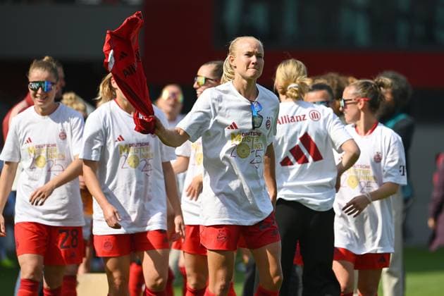 Die Frauen des FC Bayern sind vorzeitig Deutscher Meister. Schlussjubel , Teamfoto,Team,Mannschaft,Mannschaftsfoto. Pernile HARDER (FCB), Jubel,Freude,Begeisterung, Fussball Google Pixel Bundesliga der Frauen Saison 2024 2025, 20.Spieltag, Spieltag20 FC Bayern Muenchen -SC Freiburg 3-1 am 27.04.2025, FC Bayern Campus.