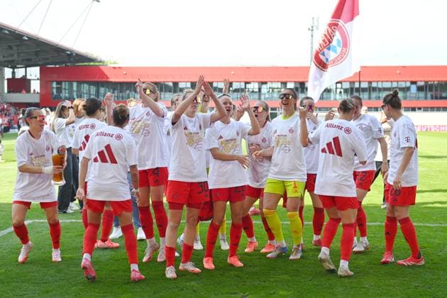 Die Frauen des FC Bayern sind vorzeitig Deutscher Meister. Schlussjubel , Teamfoto,Team,Mannschaft,Mannschaftsfoto. Jubel,Freude,Begeisterung, Fussball Google Pixel Bundesliga der Frauen Saison 2024 2025, 20.Spieltag, Spieltag20 FC Bayern Muenchen -SC Freiburg 3-1 am 27.04.2025, FC Bayern Campus.