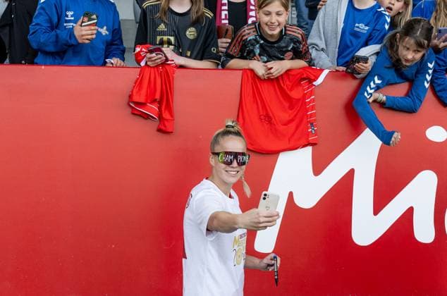 Selfie mit Fans und Champions - Brille: Giulia Gwinn (FC Bayern Muenchen Frauen, 7) feiert die vorzeitig erreichte Meisterschaft der Google Pixel Frauen Bundesliga FC Bayern Muenchen Frauen vs. SC Freiburg, Fussball, Google Pixel Frauen-Bundesliga, 20. Spieltag, Saison 2024 2025, 27.04.2025. (DFL DFB REGULATIONS PROHIBIT ANY USE OF PHOTOGRAPHS as IMAGE SEQUENCES and or QUASI-VIDEO). FC Bayern Muenchen Frauen vs. SC Freiburg, Fussball, Google Pixel Frauen-Bundesliga, 20. Spieltag, Saison 2024 2025, 27.04.2025. Muenchen Copyright: xEibner-Pressefoto HeikexFeinerx EP_HFR