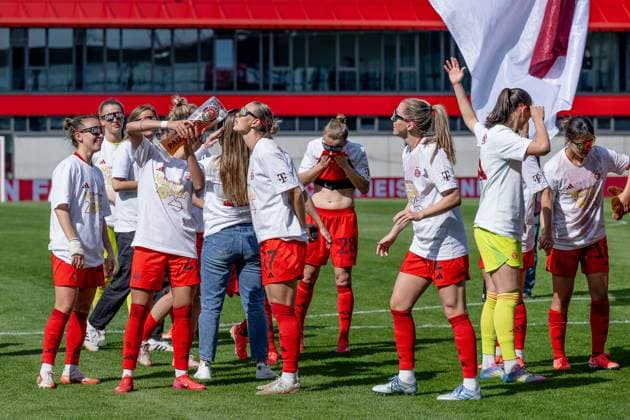 Die Muenchnerinnen feiern ausgelassen den vorzeitigen Gewinn der Deutschen Meisterschaft der Google Pixel Frauen Bundesliga, das obligatorische Weissbier von Paulaner darf dabei natuerlich nicht fehlen FC Bayern Muenchen Frauen vs. SC Freiburg, Fussball, Google Pixel Frauen-Bundesliga, 20. Spieltag, Saison 2024 2025, 27.04.2025. (DFL DFB REGULATIONS PROHIBIT ANY USE OF PHOTOGRAPHS as IMAGE SEQUENCES and or QUASI-VIDEO). FC Bayern Muenchen Frauen vs. SC Freiburg, Fussball, Google Pixel Frauen-Bundesliga, 20. Spieltag, Saison 2024 2025, 27.04.2025. Muenchen Copyright: xEibner-Pressefoto HeikexFeinerx EP_HFR