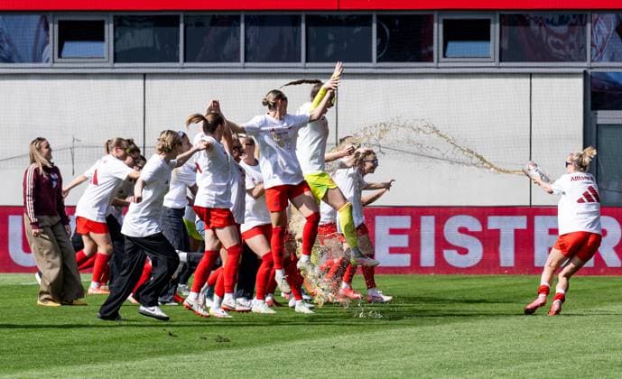 Die Muenchnerinnen feiern ausgelassen den vorzeitigen Gewinn der Deutschen Meisterschaft der Google Pixel Frauen Bundesliga, die obligatorische Weissbierdusche darf natuerlich nicht fehlen FC Bayern Muenchen Frauen vs. SC Freiburg, Fussball, Google Pixel Frauen-Bundesliga, 20. Spieltag, Saison 2024 2025, 27.04.2025. (DFL DFB REGULATIONS PROHIBIT ANY USE OF PHOTOGRAPHS as IMAGE SEQUENCES and or QUASI-VIDEO). FC Bayern Muenchen Frauen vs. SC Freiburg, Fussball, Google Pixel Frauen-Bundesliga, 20. Spieltag, Saison 2024 2025, 27.04.2025. Muenchen Copyright: xEibner-Pressefoto HeikexFeinerx EP_HFR