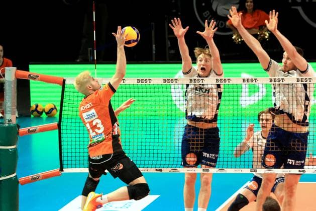 DEU, DVV, 1.VBL, BR Volleys vs. Lueneburg, 27.04.2025, Max-Schmeling-Halle, Berlin, DEU, DVV, 1.VBL, BR Volleys vs. Lueneburg, im Bild Ruben Schott (BR Volleys 13), Oskar Espeland (Lueneburg 9),Xander Ketrzynski (Lueneburg 11), l