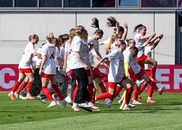 Die Muenchnerinnen feiern ausgelassen den vorzeitigen Gewinn der Deutschen Meisterschaft der Google Pixel Frauen Bundesliga FC Bayern Muenchen Frauen vs. SC Freiburg, Fussball, Google Pixel Frauen-Bundesliga, 20. Spieltag, Saison 2024 2025, 27.04.2025. (DFL DFB REGULATIONS PROHIBIT ANY USE OF PHOTOGRAPHS as IMAGE SEQUENCES and or QUASI-VIDEO). FC Bayern Muenchen Frauen vs. SC Freiburg, Fussball, Google Pixel Frauen-Bundesliga, 20. Spieltag, Saison 2024 2025, 27.04.2025. Muenchen Copyright: xEibner-Pressefoto HeikexFeinerx EP_HFR