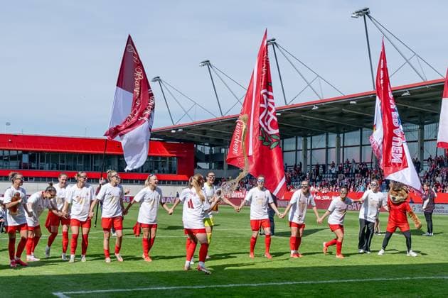 Die Muenchnerinnen feiern ausgelassen den vorzeitigen Gewinn der Deutschen Meisterschaft der Google Pixel Frauen Bundesliga, die obligatorische Weissbierdusche darf dabei natuerlich nicht fehlen FC Bayern Muenchen Frauen vs. SC Freiburg, Fussball, Google Pixel Frauen-Bundesliga, 20. Spieltag, Saison 2024 2025, 27.04.2025. (DFL DFB REGULATIONS PROHIBIT ANY USE OF PHOTOGRAPHS as IMAGE SEQUENCES and or QUASI-VIDEO). FC Bayern Muenchen Frauen vs. SC Freiburg, Fussball, Google Pixel Frauen-Bundesliga, 20. Spieltag, Saison 2024 2025, 27.04.2025. Muenchen Copyright: xEibner-Pressefoto HeikexFeinerx EP_HFR