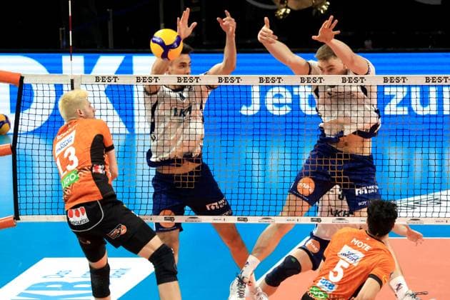DEU, DVV, 1.VBL, BR Volleys vs. Lueneburg, 27.04.2025, Max-Schmeling-Halle, Berlin, DEU, DVV, 1.VBL, BR Volleys vs. Lueneburg, im Bild Ruben Schott (BR Volleys 13), Xander Ketrzynski (Lueneburg 11), Simon Torwie (Lueneburg 1)