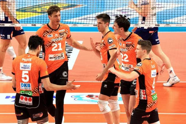 DEU, DVV, 1.VBL, BR Volleys vs. Lueneburg, 27.04.2025, Max-Schmeling-Halle, Berlin, DEU, DVV, 1.VBL, BR Volleys vs. Lueneburg, im Bild BR Volleys-Spielerkreis
