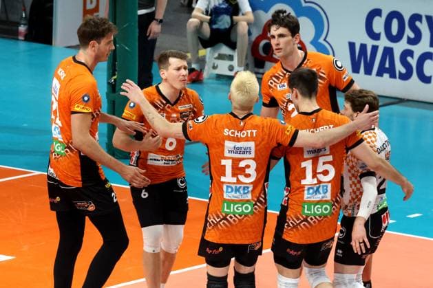 DEU, DVV, 1.VBL, BR Volleys vs. Lueneburg, 27.04.2025, Max-Schmeling-Halle, Berlin, DEU, DVV, 1.VBL, BR Volleys vs. Lueneburg, im Bild BR Volleys-Spielerkreis