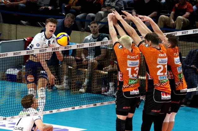DEU, DVV, 1.VBL, BR Volleys vs. Lueneburg, 27.04.2025, Max-Schmeling-Halle, Berlin, DEU, DVV, 1.VBL, BR Volleys vs. Lueneburg, im Bild Block, abgeblockt , Ruben Schott (BR Volleys 13), Tobias Krick (BR Volleys 21), Johannes Tille (BR Volleys 6), Theo Mohwinkel (Lueneburg 8)