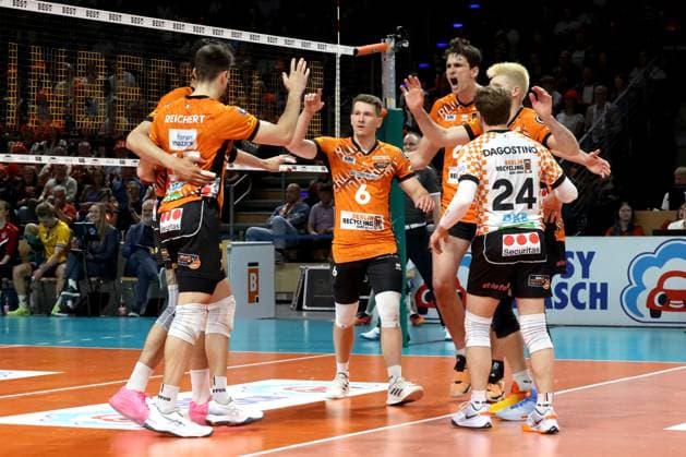 DEU, DVV, 1.VBL, BR Volleys vs. Lueneburg, 27.04.2025, Max-Schmeling-Halle, Berlin, DEU, DVV, 1.VBL, BR Volleys vs. Lueneburg, im Bild BR Volleys-Spielerkreis