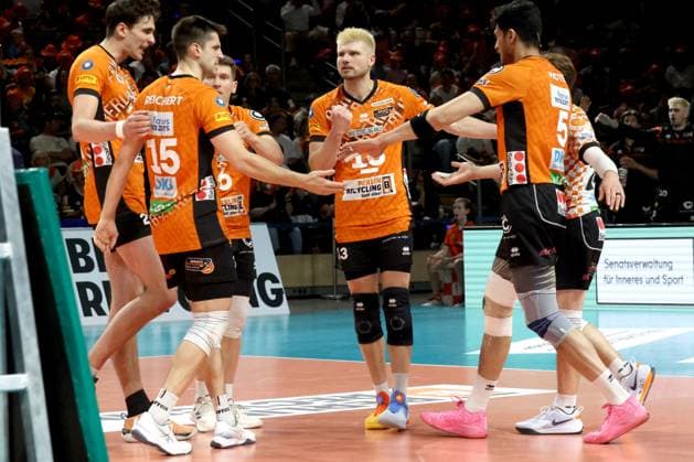 DEU, DVV, 1.VBL, BR Volleys vs. Lueneburg, 27.04.2025, Max-Schmeling-Halle, Berlin, DEU, DVV, 1.VBL, BR Volleys vs. Lueneburg, im Bild BR Volleys-Spielerkreis