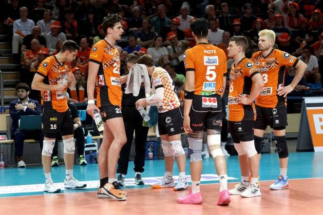 DEU, DVV, 1.VBL, BR Volleys vs. Lueneburg, 27.04.2025, Max-Schmeling-Halle, Berlin, DEU, DVV, 1.VBL, BR Volleys vs. Lueneburg, im Bild BR Volleys-Spielerkreis