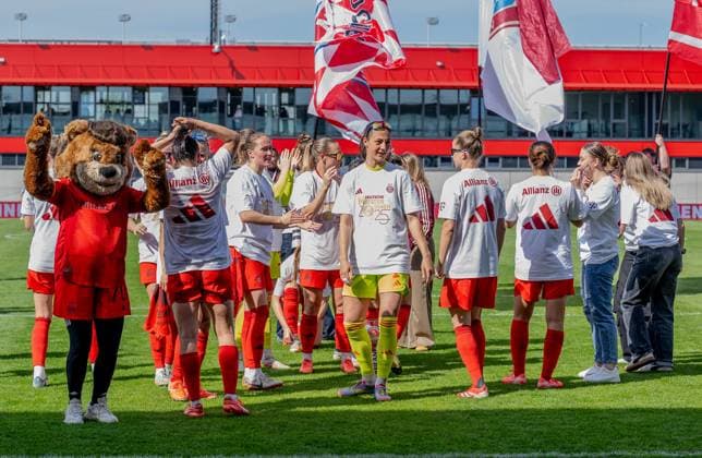 Die Muenchnerinnen feiern ausgelassen den vorzeitigen Gewinn der Deutschen Meisterschaft der Google Pixel Frauen Bundesliga, mit dabei Mia (Maskottchen, FC Bayern Muenchen Frauen) FC Bayern Muenchen Frauen vs. SC Freiburg, Fussball, Google Pixel Frauen-Bundesliga, 20. Spieltag, Saison 2024 2025, 27.04.2025. (DFL DFB REGULATIONS PROHIBIT ANY USE OF PHOTOGRAPHS as IMAGE SEQUENCES and or QUASI-VIDEO). FC Bayern Muenchen Frauen vs. SC Freiburg, Fussball, Google Pixel Frauen-Bundesliga, 20. Spieltag, Saison 2024 2025, 27.04.2025. Muenchen Copyright: xEibner-Pressefoto HeikexFeinerx EP_HFR