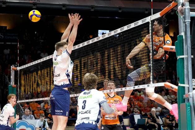 DEU, DVV, 1.VBL, BR Volleys vs. Lueneburg, 27.04.2025, Max-Schmeling-Halle, Berlin, DEU, DVV, 1.VBL, BR Volleys vs. Lueneburg, im Bild Nehemiah Mote (BR Volleys 5), Simon Torwie (Lueneburg 1)