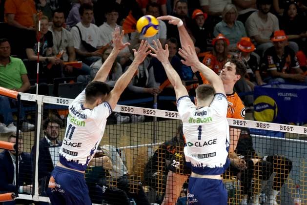 DEU, DVV, 1.VBL, BR Volleys vs. Lueneburg, 27.04.2025, Max-Schmeling-Halle, Berlin, DEU, DVV, 1.VBL, BR Volleys vs. Lueneburg, im Bild Jake Hanes (BR Volleys 22), Xander Ketrzynski (Lueneburg 11), Simon Torwie (Lueneburg 1)