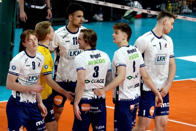 DEU, DVV, 1.VBL, BR Volleys vs. Lueneburg, 27.04.2025, Max-Schmeling-Halle, Berlin, DEU, DVV, 1.VBL, BR Volleys vs. Lueneburg, im Bild Lueneburger-Spielerkreis
