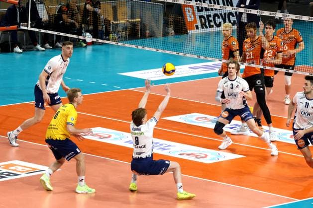 DEU, DVV, 1.VBL, BR Volleys vs. Lueneburg, 27.04.2025, Max-Schmeling-Halle, Berlin, DEU, DVV, 1.VBL, BR Volleys vs. Lueneburg, im Bild Ballannahme von Theo Mohwinkel (Lueneburg 8), Gage Worsley (Lueneburg 6), Simon Torwie (Lueneburg 1), Michael Wright (Lueneburg 3)