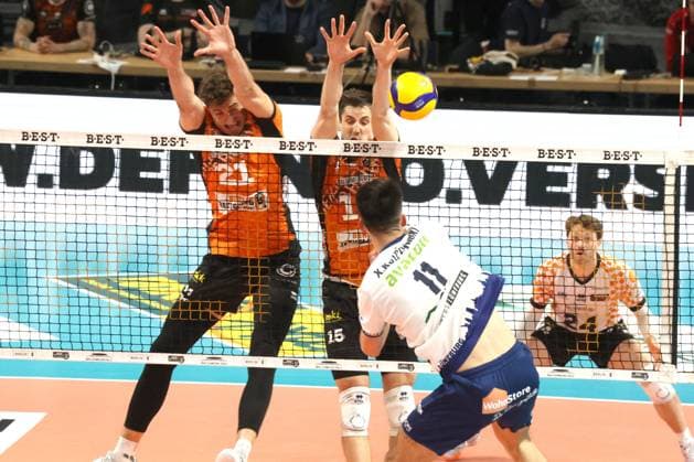 DEU, DVV, 1.VBL, BR Volleys vs. Lueneburg, 27.04.2025, Max-Schmeling-Halle, Berlin, DEU, DVV, 1.VBL, BR Volleys vs. Lueneburg, im Bild Tobias Krick (BR Volleys 21), Moritz Reichert (BR Volleys 15), Xander Ketrzynski (Lueneburg 11)