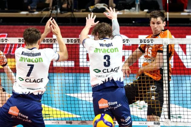DEU, DVV, 1.VBL, BR Volleys vs. Lueneburg, 27.04.2025, Max-Schmeling-Halle, Berlin, DEU, DVV, 1.VBL, BR Volleys vs. Lueneburg, im Bild Moritz Reichert (BR Volleys 15), Joscha Kunstmann (Lueneburg 7), Michael Wright (Lueneburg 3)