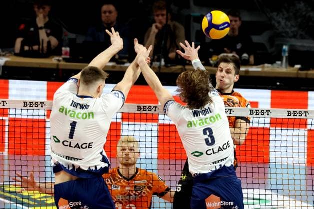 DEU, DVV, 1.VBL, BR Volleys vs. Lueneburg, 27.04.2025, Max-Schmeling-Halle, Berlin, DEU, DVV, 1.VBL, BR Volleys vs. Lueneburg, im Bild Moritz Reichert (BR Volleys 15), Simon Torwie (Lueneburg 1), Michael Wright (Lueneburg 3)