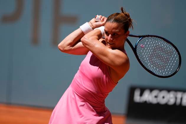 April 27, 2025, Madrid, Madrid, Spain: Maria Sakkari of Greece in action against Jasmine Paolini of Italy during the Mutua Madrid Open 2025, ATP, Tennis Herren Masters 1000 and WTA, Tennis Damen 1000 tennis tournament, celebrated at Caja Magica on April 27, 2025 in Madrid, Spain. Madrid Spain - ZUMAa181 20250427_zaa_a181_173 Copyright: xOscarxJ.xBarrosox
