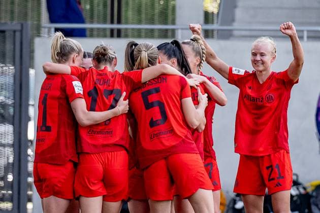 Die Muenchnerinnen bejubeln mit Pernille Harder (FC Bayern Muenchen Frauen, 21) deren Tor zum 2:1 FC Bayern Muenchen Frauen vs. SC Freiburg, Fussball, Google Pixel Frauen-Bundesliga, 20. Spieltag, Saison 2024 2025, 27.04.2025. (DFL DFB REGULATIONS PROHIBIT ANY USE OF PHOTOGRAPHS as IMAGE SEQUENCES and or QUASI-VIDEO). FC Bayern Muenchen Frauen vs. SC Freiburg, Fussball, Google Pixel Frauen-Bundesliga, 20. Spieltag, Saison 2024 2025, 27.04.2025. Muenchen Copyright: xEibner-Pressefoto HeikexFeinerx EP_HFR