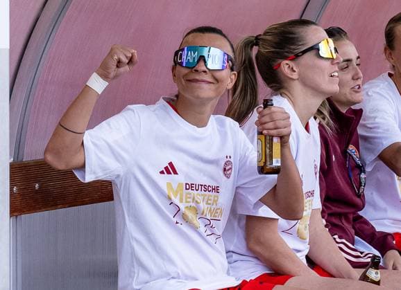 Die Muenchnerinnen feiern ausgelassen den vorzeitigen Gewinn der Deutschen Meisterschaft der Google Pixel Frauen Bundesliga, hier posiert Arianna Caruso (FC Bayern Muenchen Frauen, 27) fuer die Kamera FC Bayern Muenchen Frauen vs. SC Freiburg, Fussball, Google Pixel Frauen-Bundesliga, 20. Spieltag, Saison 2024 2025, 27.04.2025. (DFL DFB REGULATIONS PROHIBIT ANY USE OF PHOTOGRAPHS as IMAGE SEQUENCES and or QUASI-VIDEO). FC Bayern Muenchen Frauen vs. SC Freiburg, Fussball, Google Pixel Frauen-Bundesliga, 20. Spieltag, Saison 2024 2025, 27.04.2025. Muenchen Copyright: xEibner-Pressefoto HeikexFeinerx EP_HFR