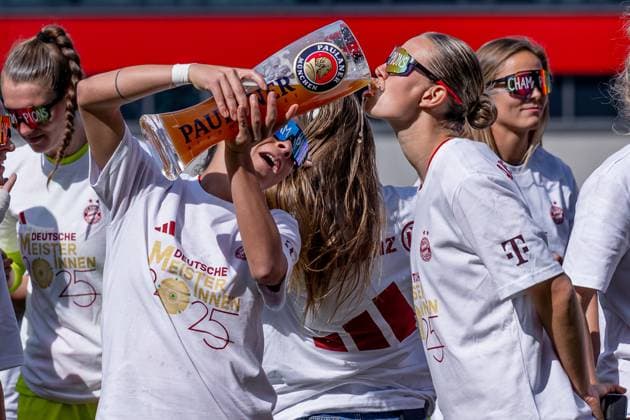Die Muenchnerinnen feiern ausgelassen den vorzeitigen Gewinn der Deutschen Meisterschaft der Google Pixel Frauen Bundesliga, hier bekommt Klara Buehl (FC Bayern Muenchen Frauen, 17) von Arianna Caruso (FC Bayern Muenchen Frauen, 27) Weissbier von Paulaner verabreicht FC Bayern Muenchen Frauen vs. SC Freiburg, Fussball, Google Pixel Frauen-Bundesliga, 20. Spieltag, Saison 2024 2025, 27.04.2025. (DFL DFB REGULATIONS PROHIBIT ANY USE OF PHOTOGRAPHS as IMAGE SEQUENCES and or QUASI-VIDEO). FC Bayern Muenchen Frauen vs. SC Freiburg, Fussball, Google Pixel Frauen-Bundesliga, 20. Spieltag, Saison 2024 2025, 27.04.2025. Muenchen Copyright: xEibner-Pressefoto HeikexFeinerx EP_HFR