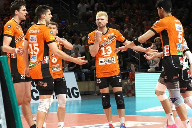 DEU, DVV, 1.VBL, BR Volleys vs. Lueneburg, 27.04.2025, Max-Schmeling-Halle, Berlin, DEU, DVV, 1.VBL, BR Volleys vs. Lueneburg, im Bild BR Volleys-Spielerkreis, Ruben Schott (BR Volleys 13)